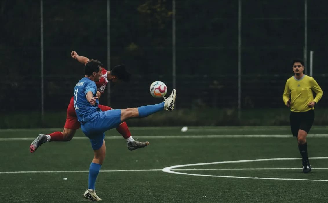 Gra ręką w piłce nożnej – jak sędziowie interpretują przepisy?