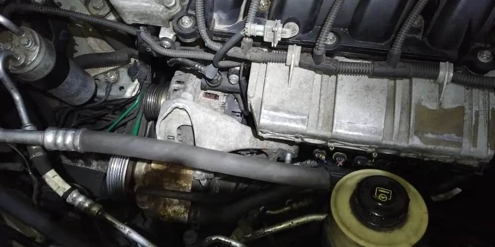 Jak wyciągnąć alternator z Renault Megane bez zbędnych problemów