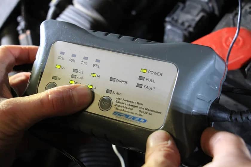 Czy ładowarka samochodowa może rozładować akumulator? Oto prawda