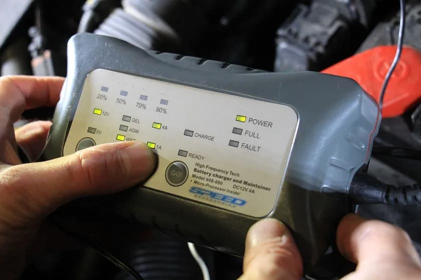 Czy ładowarka samochodowa może rozładować akumulator? Oto prawda