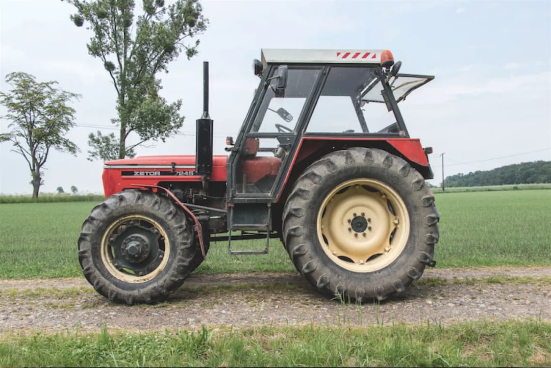 Zetor 7745 ile ma koni? Moc silnika i jego mocne strony w rolnictwie