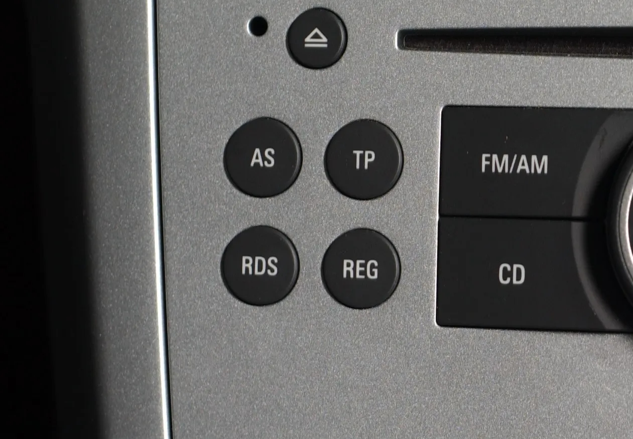 Co to jest RDS w radiu samochodowym i jak poprawia jakość odbioru