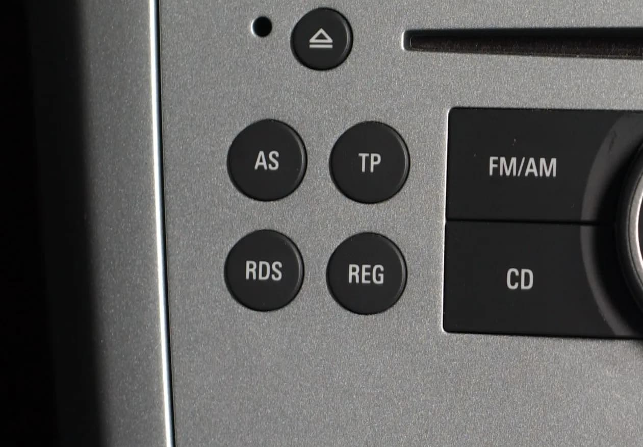 Co to jest RDS w radiu samochodowym i jak poprawia jakość odbioru