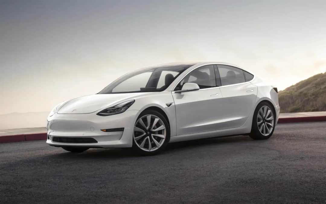 Ile koni ma Tesla? Zaskakujące moce różnych modeli elektryków.