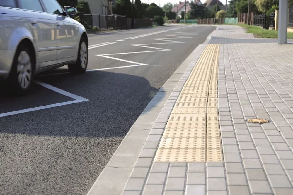 Co to zasada chodnika i jak uniknąć mandatu za parkowanie?