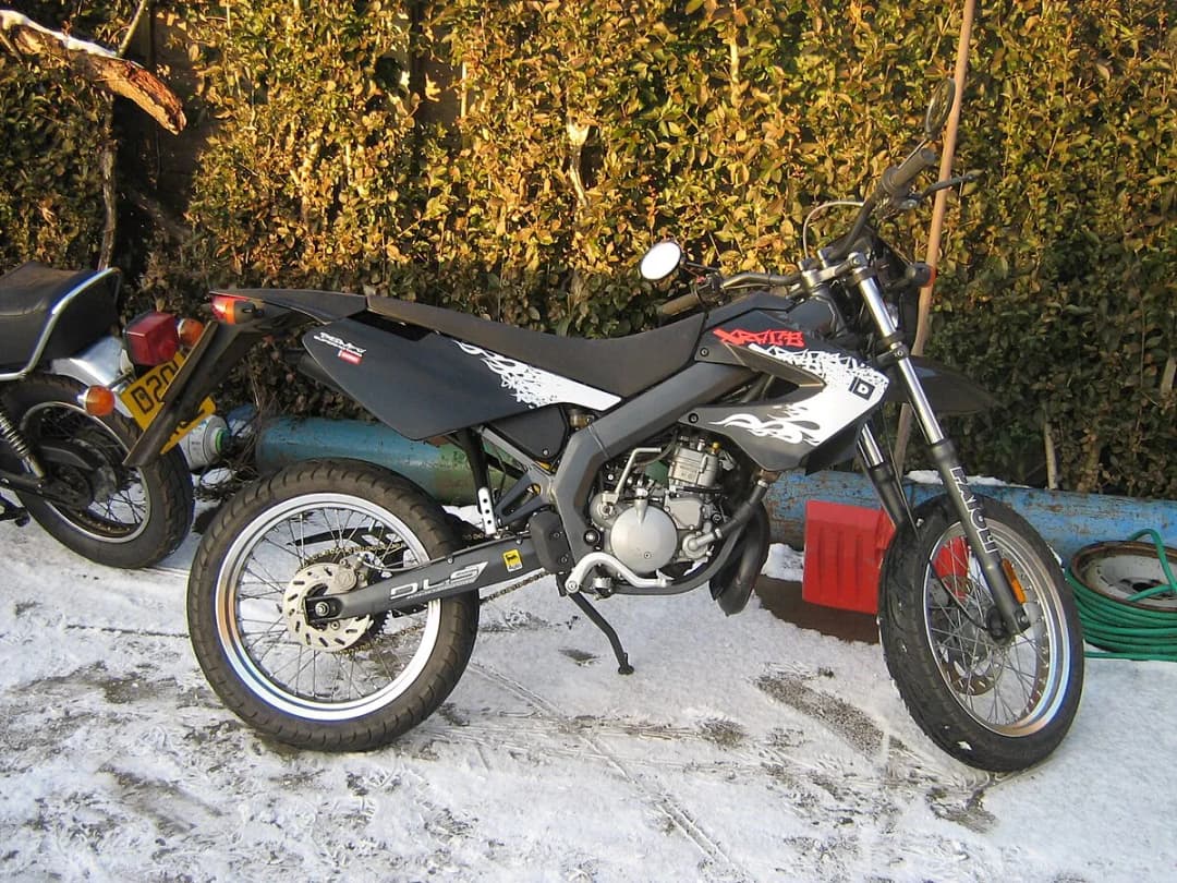 Derbi Senda 50 ile ma koni? Poznaj moc silnika i modele motocykla