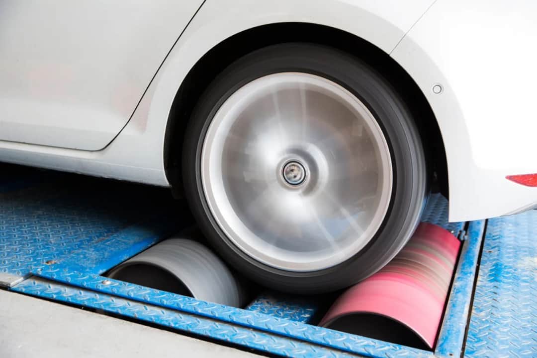 Jak sprawdzić ile koni ma auto? Ważne metody pomiaru mocy silnika.