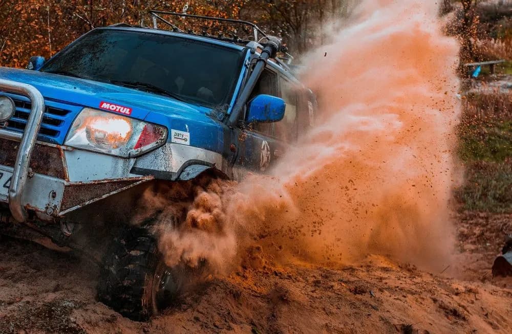 Jaki SUV w teren wybrać, aby nie utknąć w trudnym terenie?