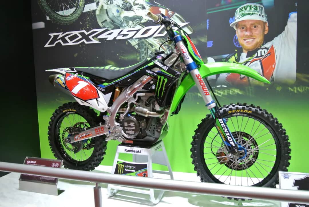 Kawasaki KXF 450 ile ma koni? Moc silnika i porównanie modeli z lat