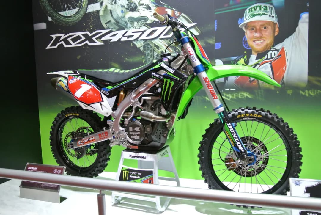 Kawasaki KXF 450 ile ma koni? Moc silnika i porównanie modeli z lat